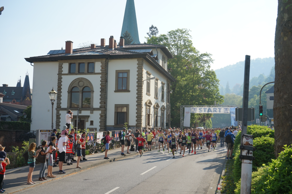 Die erste Startgruppe des Halbmarathon Heidelberg kurz nach dem Start